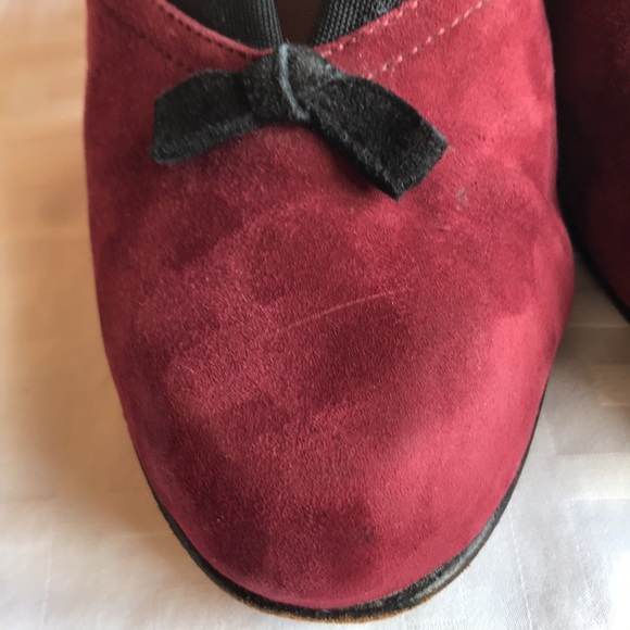 Free w bundle- Italian burgundy kid suede and black stretch pumps w bows EUC - Picture 6 of 11